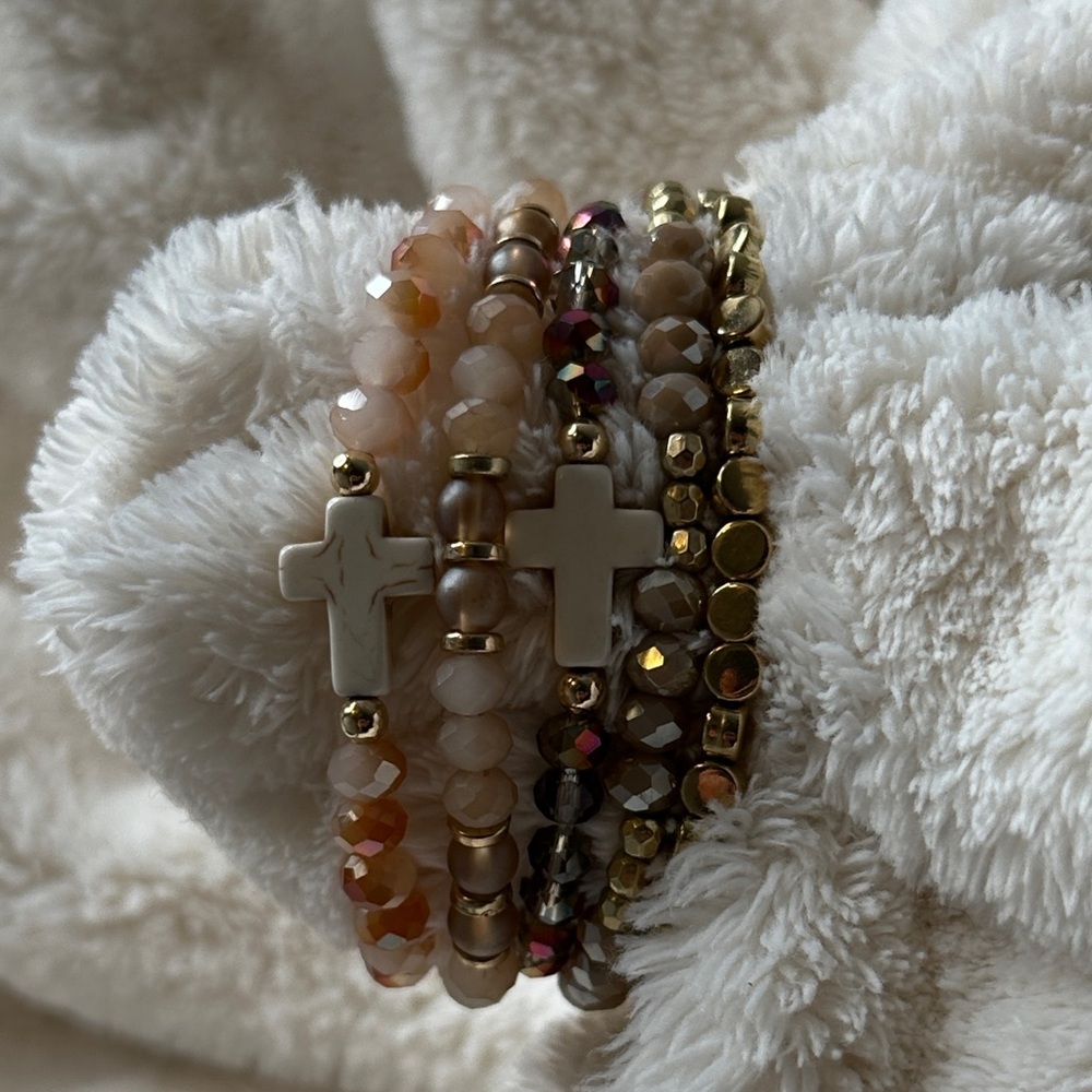 Beaded Bracelets Peachy Gold Mauve Set of 5 with Cross Charms on 2 of them NWOT - Picture 5 of 16